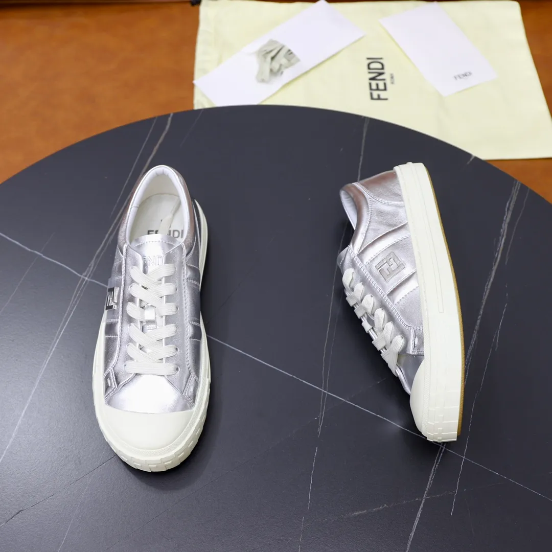 Factory price: 580💰Original order (couple model) Brand: FENDI Fendi🙅‍♂️🙅‍♂️🙅‍♂️ Size: Female 35–40, Male 39-44 (45 can be customized) Grade: Official website genuine Material: Imported original cowhide upper Original comfortable lining TPU wear-resistant lightweight outsole Style category: Loafers New trendy shoes color: actual picture color